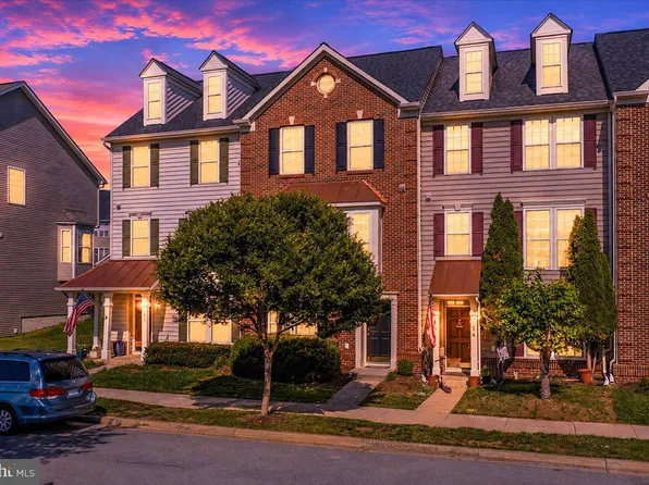 18 Davis St, Charles Town, WV 25414