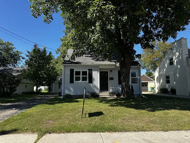3 bed, 1.0 bath, 1089 sqft, $1,649 — Photo 2