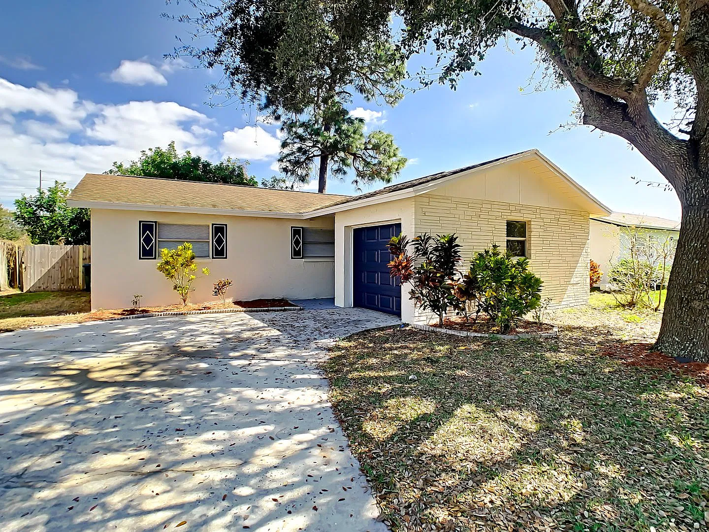 Beautifully Renovated 3-Bedroom Fully Furnished House For Rent! — Photo 2