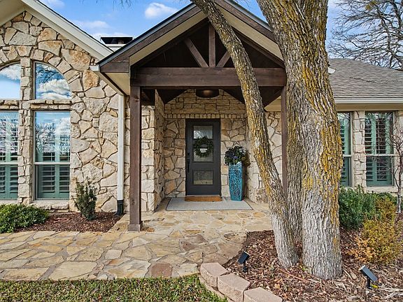 4th image of 445 Crescent Dr