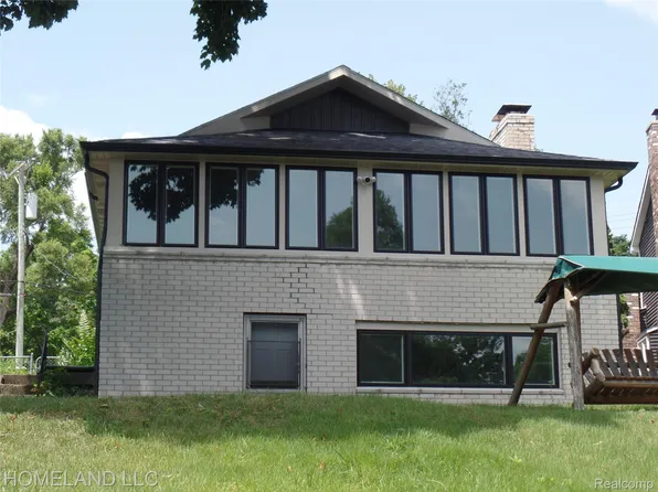 4039 Lotus Dr, Waterford, MI 48329