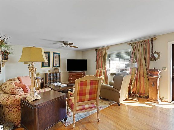 2nd image of 16 Capewood Ct