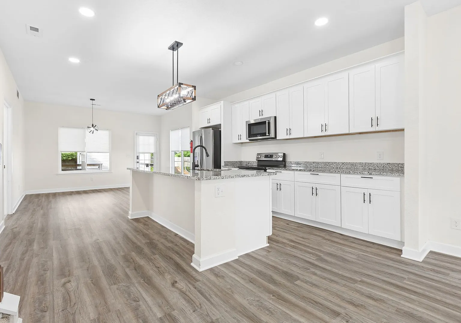 Hampton- 6 beds- Move in Now — Photo 4