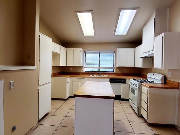 4th image of 1724 E Vine Ave