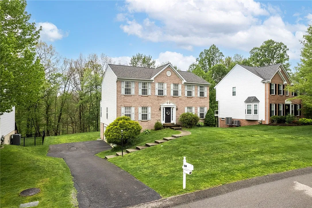 4 bed, 2.5 bath, 2876 sqft, $3,500 — Photo 2