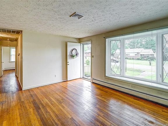 5th image of 9721 Stockbridge Dr