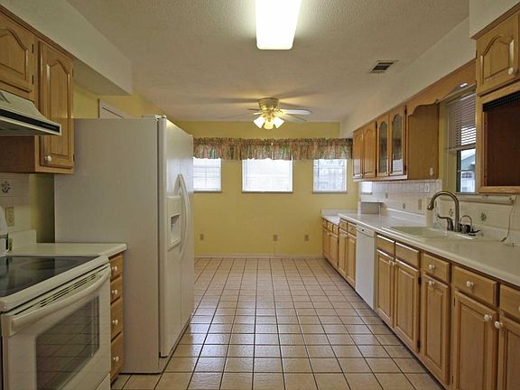 3rd image of 962 Holbrook Cir