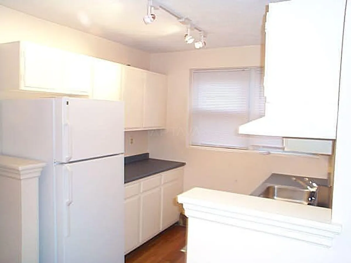 Building Photo - 402 Highland Ave #24