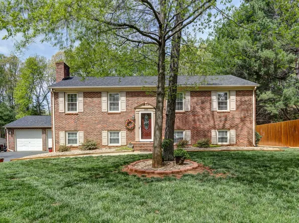 105 Carriage Hill Dr, Forest, VA 24551