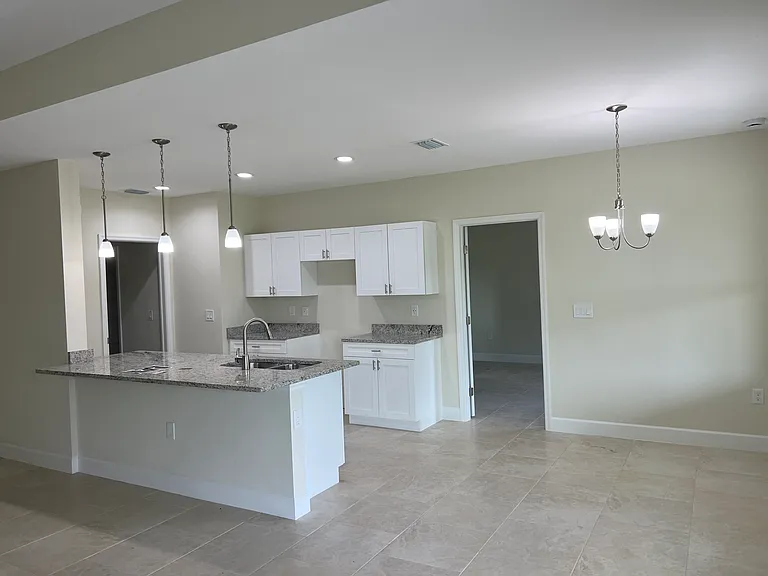 1202 W 17th St — Photo 3
