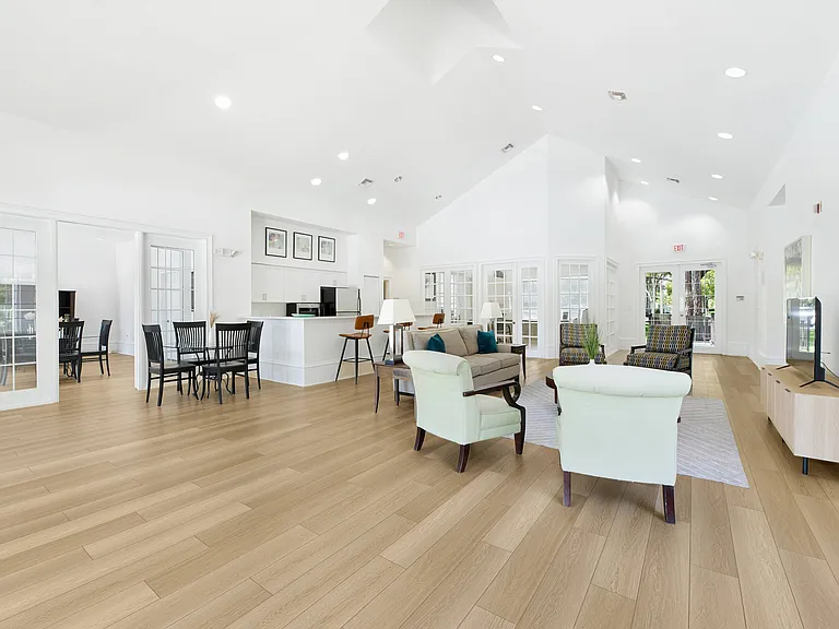 Worthington Apartments — Photo 10