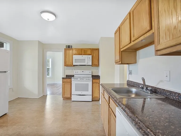 1614 Dwight St #2 — Photo 10