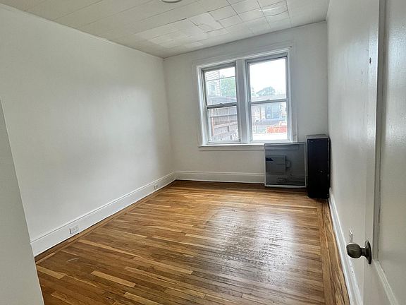 4th image of 124 Mallory Ave Floor 2