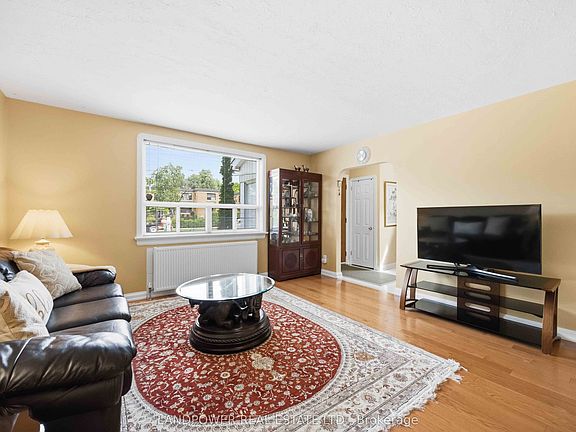 5th image of 549 Lawrence Ave W