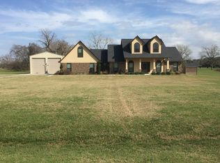 825 Mill Rd, Angleton, TX 77515