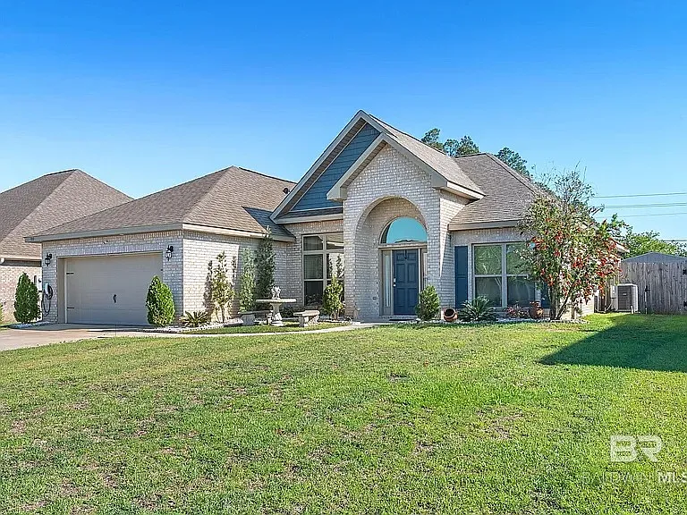 335 Thornhill Cir — Photo 2