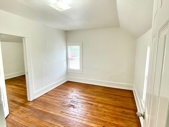 5th image of 505 W Oak St