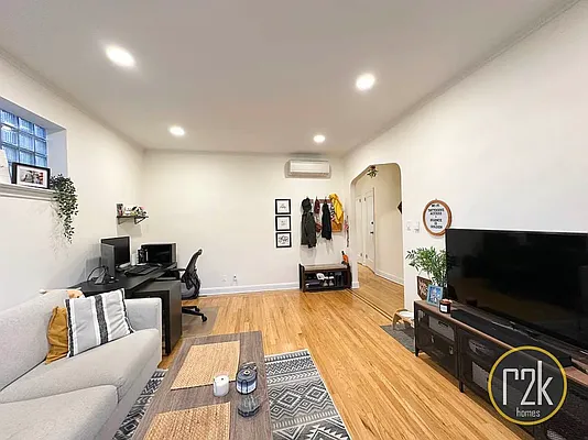 Rented by Realty 2000 Corp | media 3