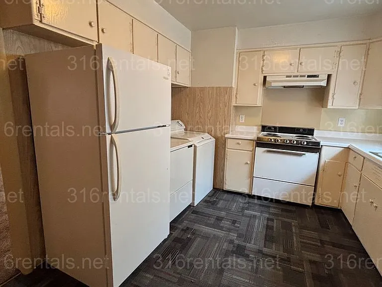 210 N Ohio St — Photo 3
