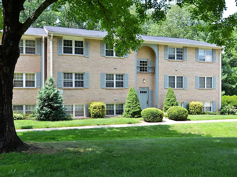 Hickory Hills Condominiums — Photo 17