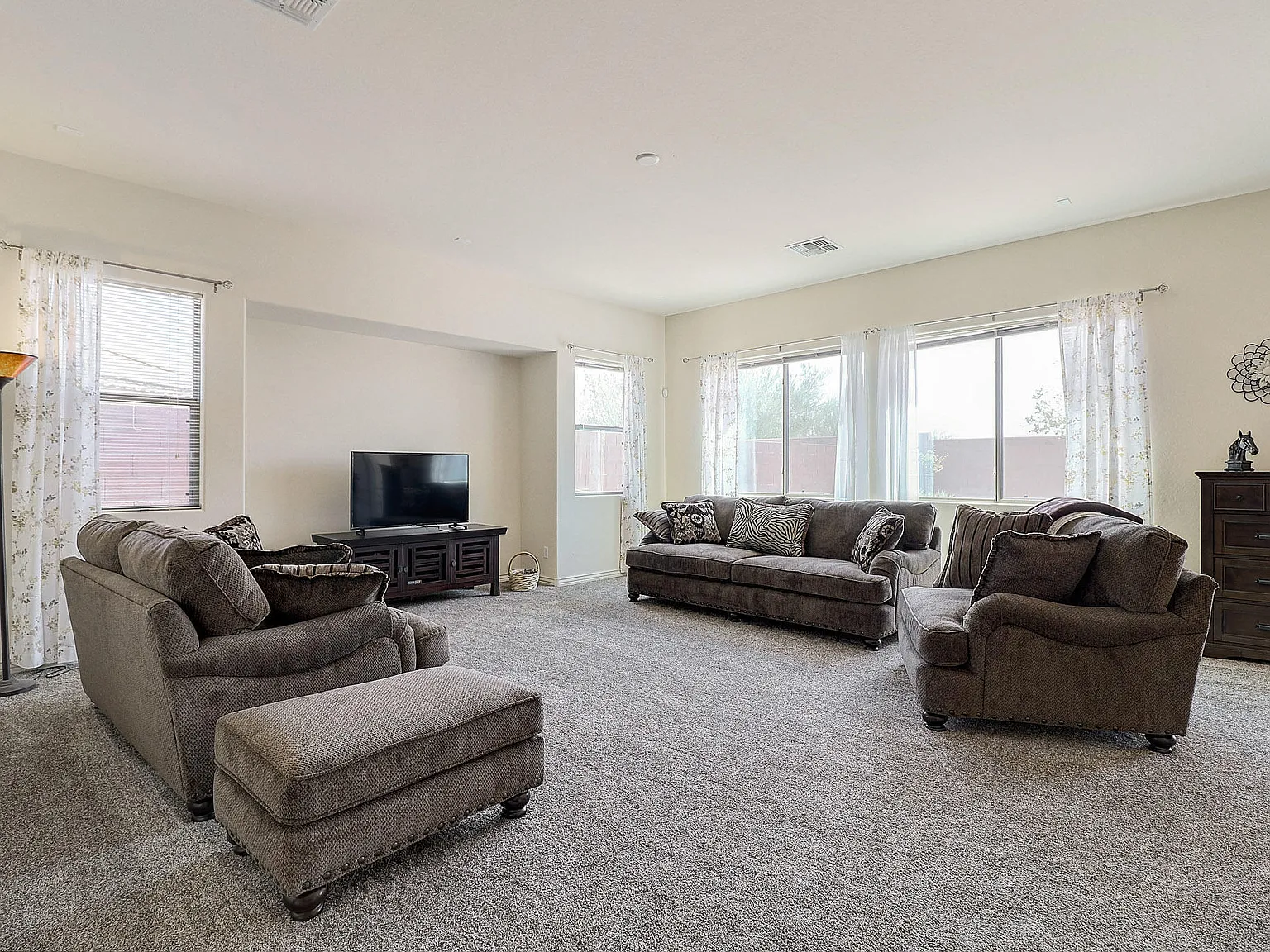 3 bed, 2.0 bath, 1844 sqft, $2,900 — Photo 3