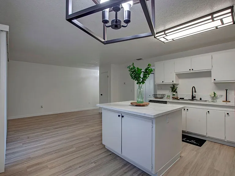 St. George Apartments — Photo 25