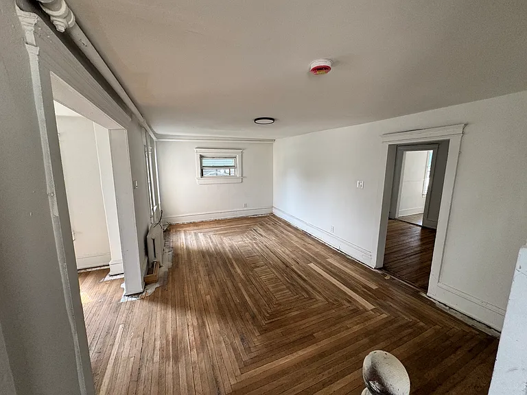 324 N Indiana Ave — Photo 3