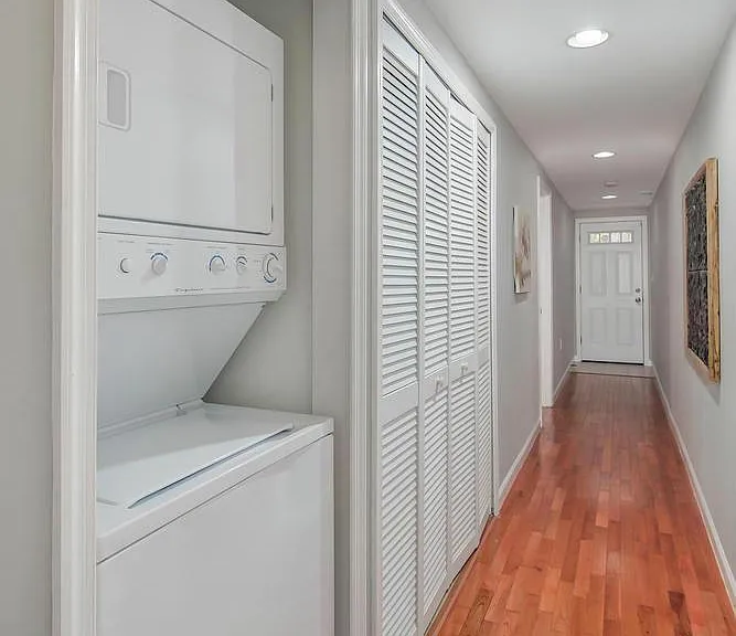 1952 3rd St NE #201 — Photo 1