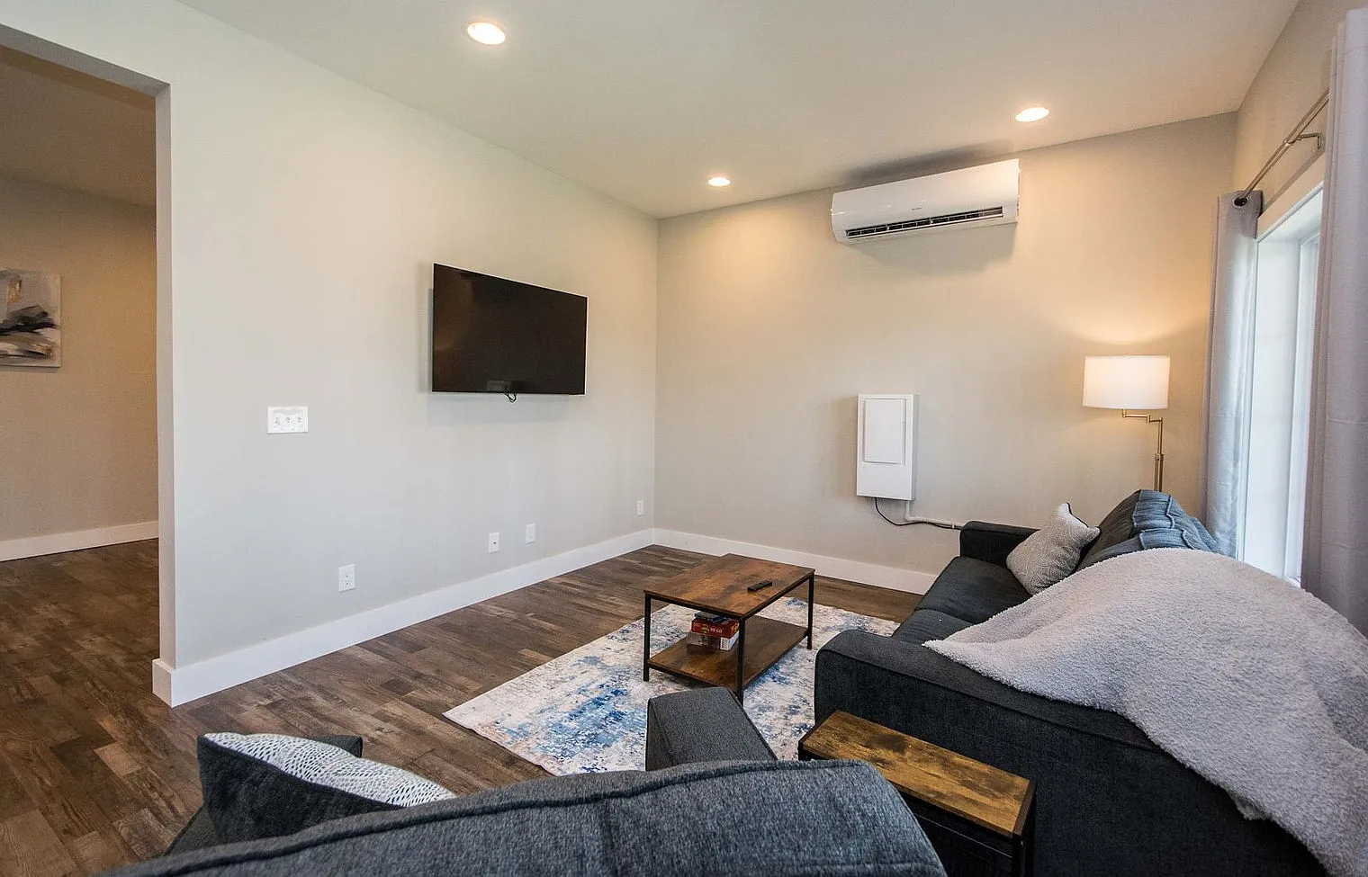 1 bed, 1.0 bath, 990 sqft, $2,052 — Photo 2