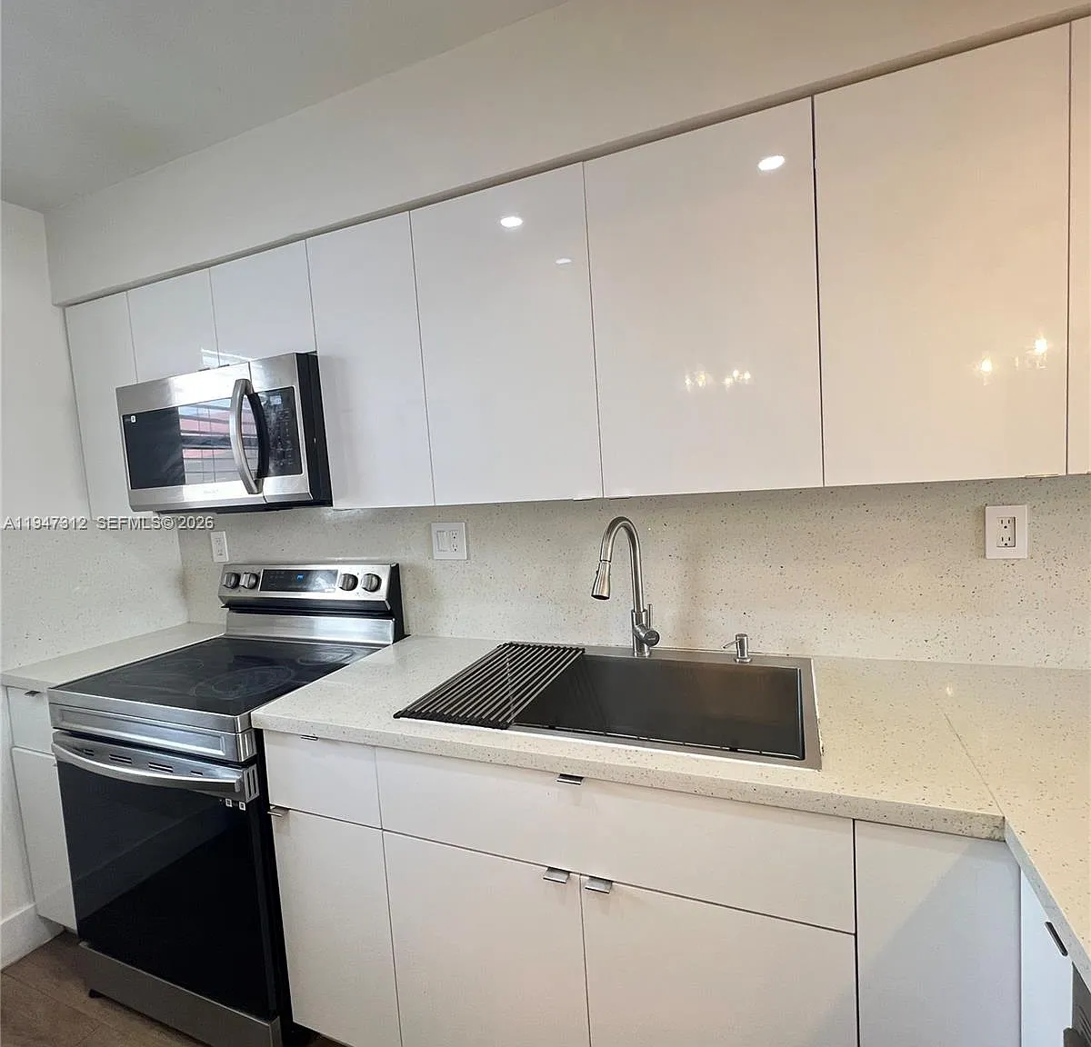 2 bed, 986 sqft, $2,600 — Photo 2