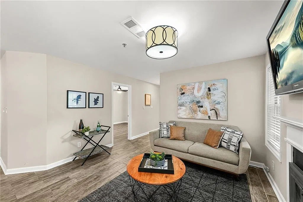 2 bed, 2.0 bath, 1008 sqft, $2,000 — Photo 2