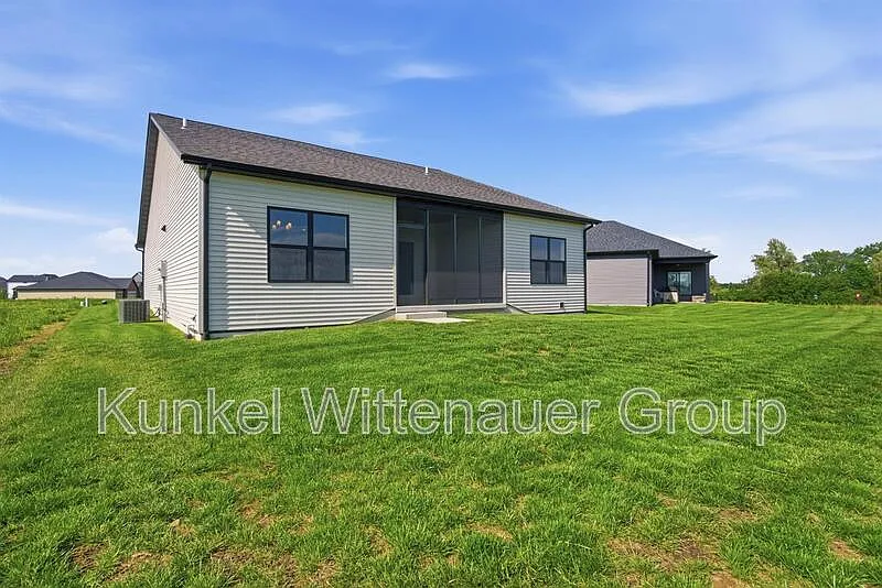 3 bed, 3.0 bath, 2479 sqft, $3,000 — Photo 4