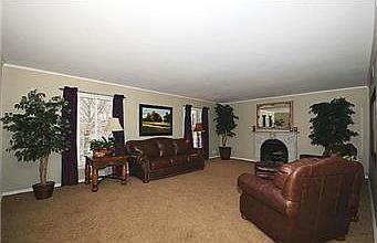 4th image of 76 Maple Dr