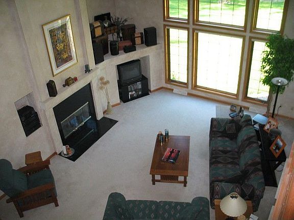 Great room w dramatic 2-story vault