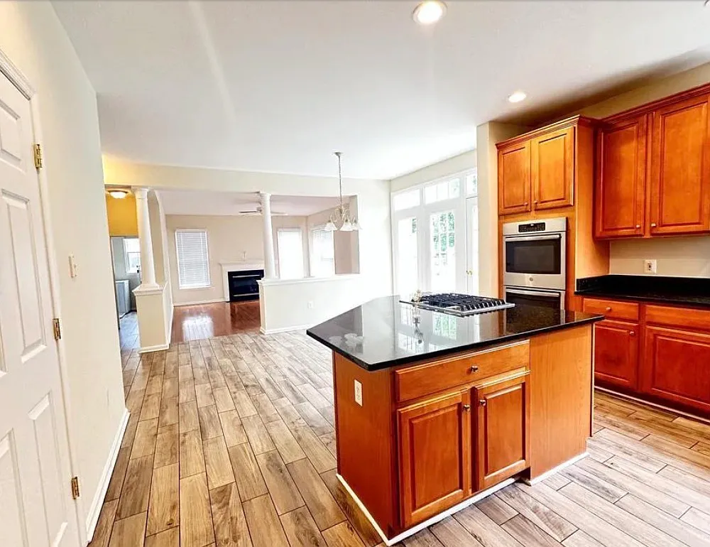 6 bed, 4.5 bath, 3788 sqft, $6,500 — Photo 3