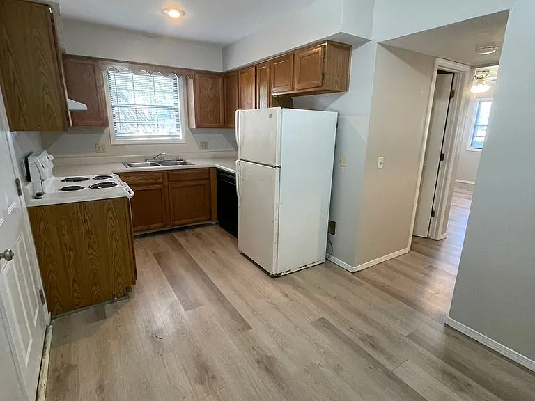 521 N Oak Grove Ave #B — Photo 28