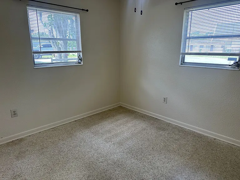 200 S Moss St — Photo 6