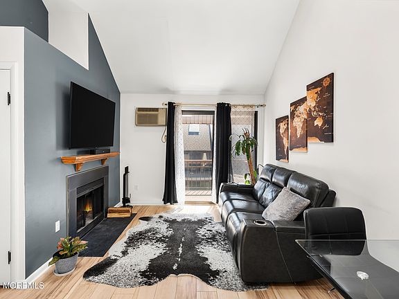 4th image of 806 W Ridge Mews #806