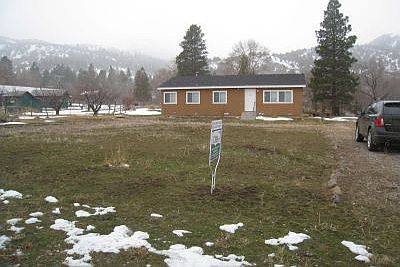 Front with view in back