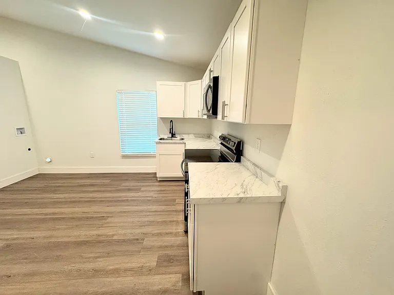 NE 2nd Pl — Photo 4