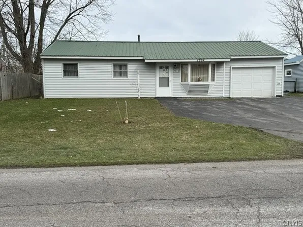 7904 Rinaldo Blvd E, Bridgeport, NY 13030