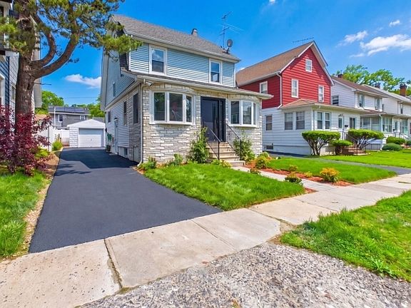2nd image of 71 Leslie St