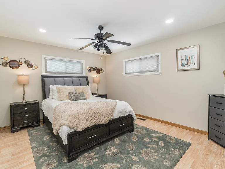 E Berkley Ln — Photo 18