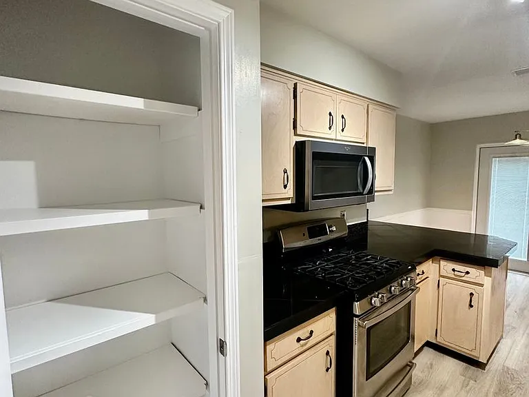 519 E Timberlake Dr — Photo 8