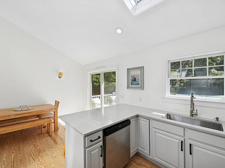 33 Corbin Ave — Photo 23