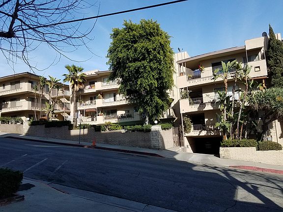 2nd image of 1140 N Clark St #111