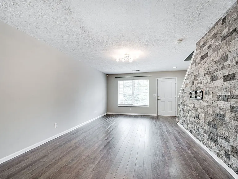 209 Shadow Glen Dr — Photo 10