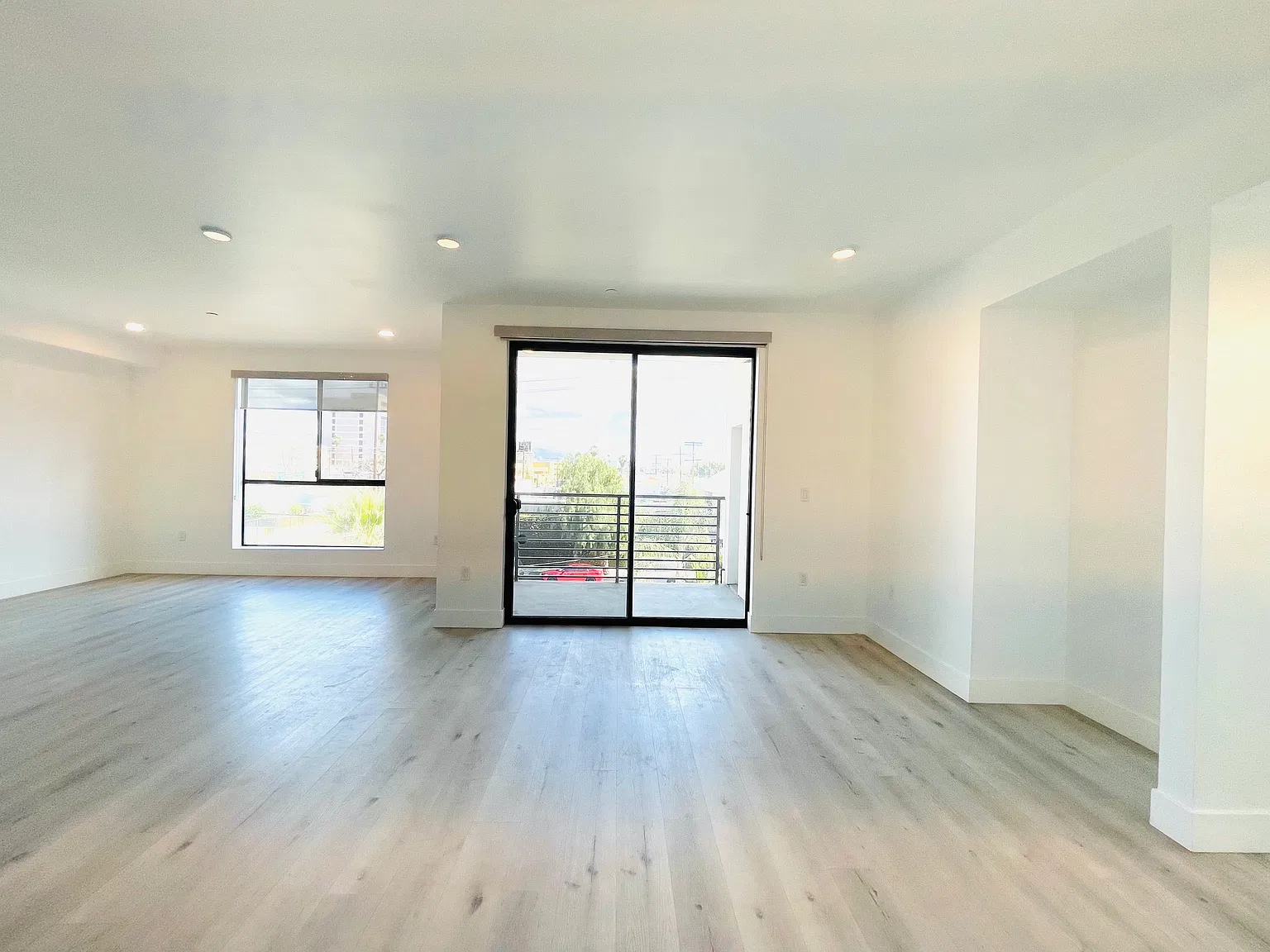 2 bed, 1076 sqft, $2,695 — Photo 3