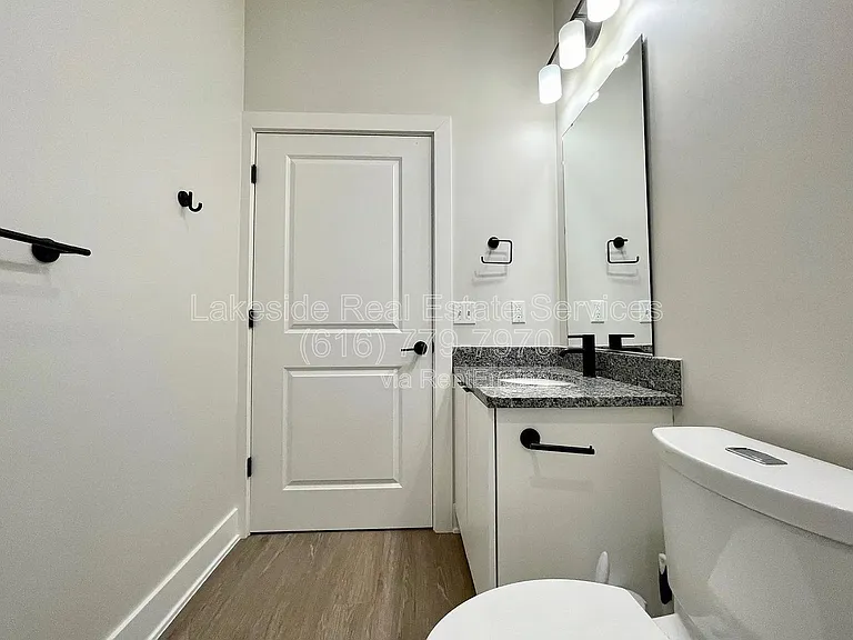 708 Wealthy St SE #H — Photo 15