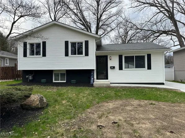 1054 Karen Dr, Akron, OH 44313